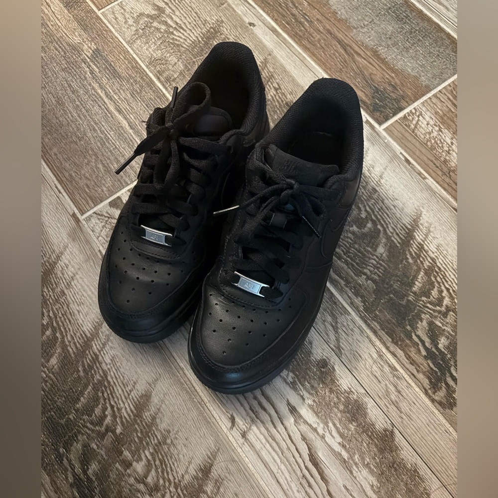 Nike Black Sneakers Classic Low-Top Design
